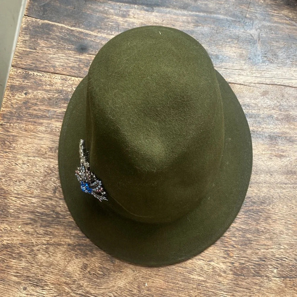 Cutest vintage green felt hat with vintage rhinestone brooches - Picture 5 of 8